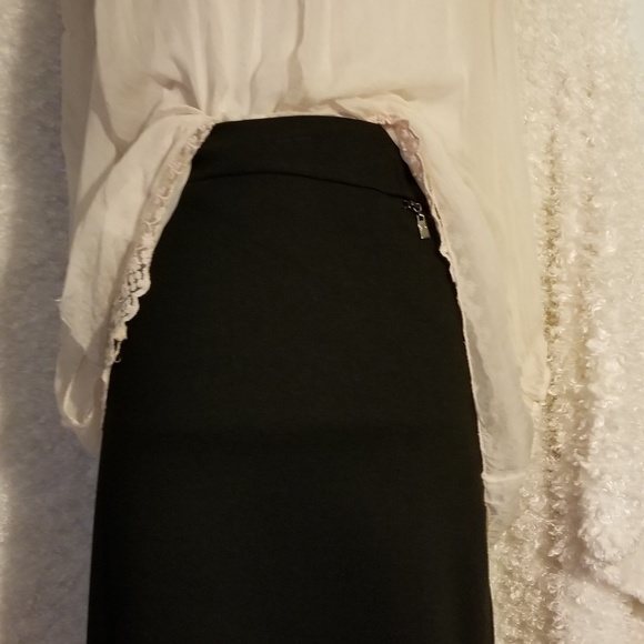 Black Skirt, laundry size14 - Picture 2 of 4